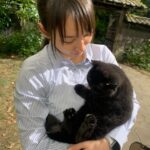 Riho Yoshioka Instagram - "忍びの家 HOUSE OF NINJAS" 忍者猫🐈‍⬛ 抜き足差し足上手です。 暗闇に紛れます。 人間を油断させます。 2月15日よりNetflix独占配信🥷 黒猫かわいいですよね。 この子はまた特別可愛かったです。 実家にも昔、おいでーと言うと走って抱きついてきてくれる黒猫がおりました。
