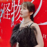 Riho Yoshioka Instagram - なんか急に投稿した画像消えました…🥶 こういう現象ありますか？ 皆様からのコメントごと消えてしまいました(悲しい😢) すみません。 ↓ 映画"怪物の木こり"公開しました！ 今回の衣装は怪物に寄せました🧌 やばいカップルみたいに仕上がりました。 あんなに笑った舞台挨拶は初めてかも💋 笑い過ぎて放心… 数々の衝撃シーンはぜひ劇場で🫀 @warnerjp_official #怪物の木こり