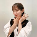 Riho Yoshioka Instagram - 『時をかけるな、恋人たち』新キャスト 西垣匠君と明日番宣出演します🐈‍⬛🐈‍⬛ ドラマでは懐っこくて可愛い西垣君の魅力がたっぷり詰まってます!西垣君ファンの方もお楽しみに。 "FNSドラマ対抗お宝映像アワード"2023秋。 明日25日20時〜 withじろうさん🐈 あ、勿論じろうさんファンの方もお楽しみに！ @sho_nishigaki_official @sissonne_jiro #ドラマ　#トキコイ #時をかけるな恋人たち シャツ.ワンピース @enfold_official ネックレス.ピアス.イヤカフ @eney_jewelry @hirotakajewelry