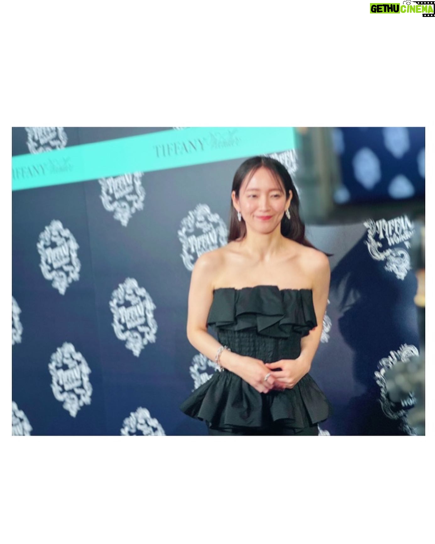 Riho Yoshioka Instagram - "ティファニーワンダー"オープニング💍 TOKYO NODEで昨夜開催されました。 職人技と創造性、日本との密接な関係… 創業187年以来世界中に送り出された数々の名作と共に 会場は華やかそのものでした🧚🏻♂️ 日本では17年ぶりのエキシビジョン。 歴史的に貴重な作品たちが一斉に500点も集結するまたとない機会です。 パワーに圧倒されて最後は口ぽかーんでした。 私も改めてゆっくり見に行こうと思っています。 時間をかけて心ゆくまでお楽しみください🤴 @tiffanyandco #Tiffanyandco #TiffanyWonder #ティファニー展 #TiffanyPartner #pr