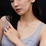 Riho Yoshioka Instagram - "PRADAのサステイナブルなファインジュエリーコレクション「エターナルゴールド」を身に着けて撮影しました" プラダを象徴するトライアングルロゴモチーフに、大小さまざまなサイズのダイヤモンドを密着させて敷き詰める「スノーパヴェ」と呼ばれる特別な技法を使用しているそうです。雪に覆われた大地が浮かびます❄️ ホリデーシーズンにピッタリな輝きにときめきました*。:･ﾟ☆*.｡.:. *:ﾟ ｡　.ﾟ･*..☆.｡.:* @prada #PradaFineJewelry make: @paku_chan
