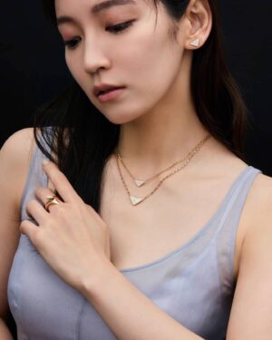 Riho Yoshioka Instagram - "PRADAのサステイナブルなファインジュエリーコレクション「エターナルゴールド」を身に着けて撮影しました"

プラダを象徴するトライアングルロゴモチーフに、大小さまざまなサイズのダイヤモンドを密着させて敷き詰める「スノーパヴェ」と呼ばれる特別な技法を使用しているそうです。雪に覆われた大地が浮かびます❄️

ホリデーシーズンにピッタリな輝きにときめきました*。:･ﾟ☆*.｡.:. *:ﾟ ｡　.ﾟ･*..☆.｡.:*

@prada
#PradaFineJewelry

make: @paku_chan