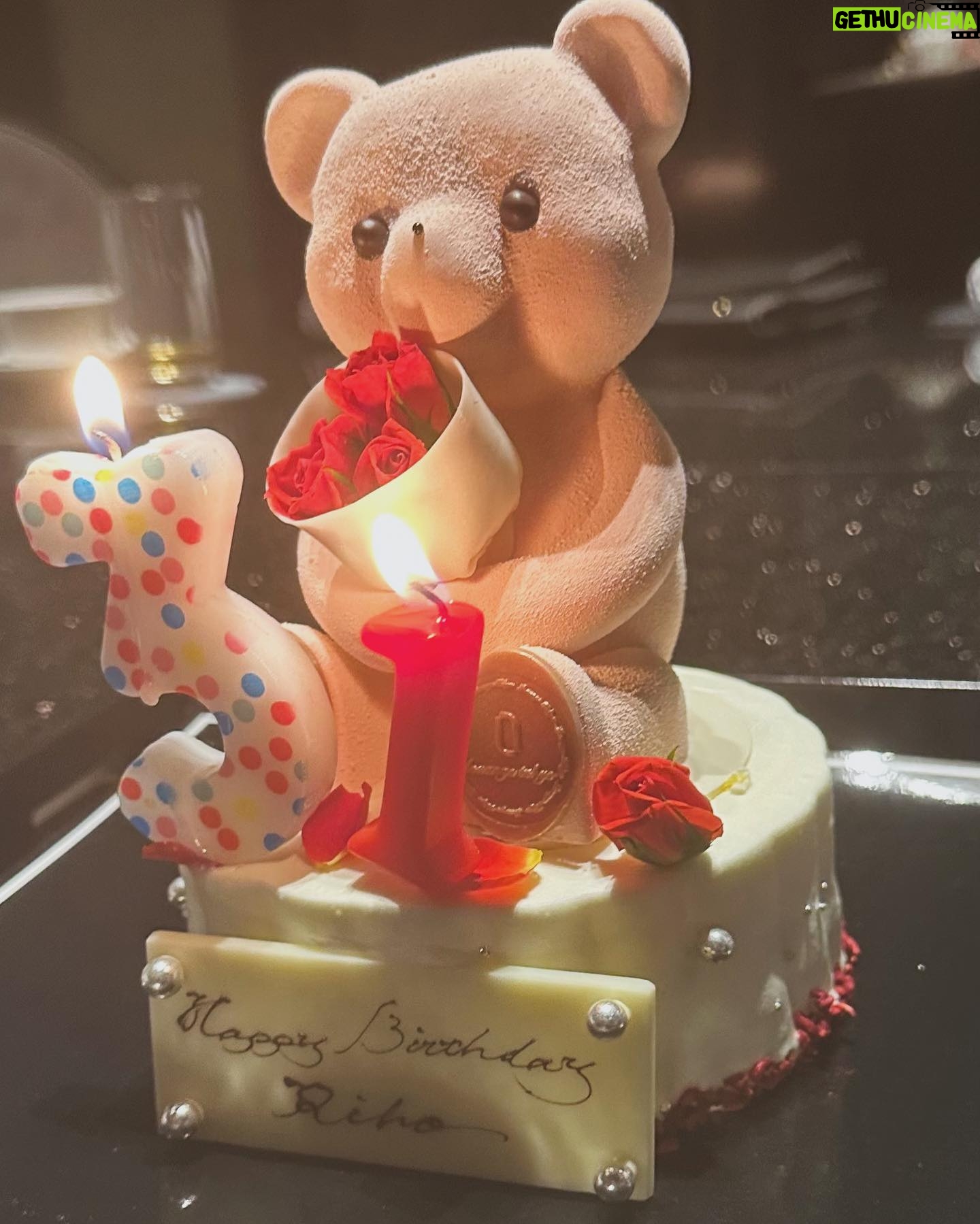 Riho Yoshioka - 196.9K Likes - お誕生日のメッセージ,
沢山ありがとうございました🎂🍓
とても嬉しかったです。
支えられてるんだなって改めて感じました。
今年は大きな変化のある年になります。
難しい事が立ちはだかる毎日ですが
日々悩みながら、どうしたら一番作品を見て下さる方に
楽しんで貰えるかなと模索している所です。
色々と皆様にご報告することも控えていますので、
春先頃まで見守って頂けたらなと。
ずっと夢だったことへの実現に向けても
少しずつですが動き出しています。
心はいつでもプラスな場所へ、見て下さる方への愛情と挑戦していく気持ちで溢れています。
では今日も撮影頑張ってきます!