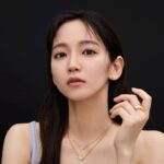 Riho Yoshioka Instagram - "PRADAのサステイナブルなファインジュエリーコレクション「エターナルゴールド」を身に着けて撮影しました" プラダを象徴するトライアングルロゴモチーフに、大小さまざまなサイズのダイヤモンドを密着させて敷き詰める「スノーパヴェ」と呼ばれる特別な技法を使用しているそうです。雪に覆われた大地が浮かびます❄️ ホリデーシーズンにピッタリな輝きにときめきました*。:･ﾟ☆*.｡.:. *:ﾟ ｡　.ﾟ･*..☆.｡.:* @prada #PradaFineJewelry make: @paku_chan