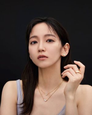 Riho Yoshioka Instagram - "PRADAのサステイナブルなファインジュエリーコレクション「エターナルゴールド」を身に着けて撮影しました"

プラダを象徴するトライアングルロゴモチーフに、大小さまざまなサイズのダイヤモンドを密着させて敷き詰める「スノーパヴェ」と呼ばれる特別な技法を使用しているそうです。雪に覆われた大地が浮かびます❄️

ホリデーシーズンにピッタリな輝きにときめきました*。:･ﾟ☆*.｡.:. *:ﾟ ｡　.ﾟ･*..☆.｡.:*

@prada
#PradaFineJewelry

make: @paku_chan