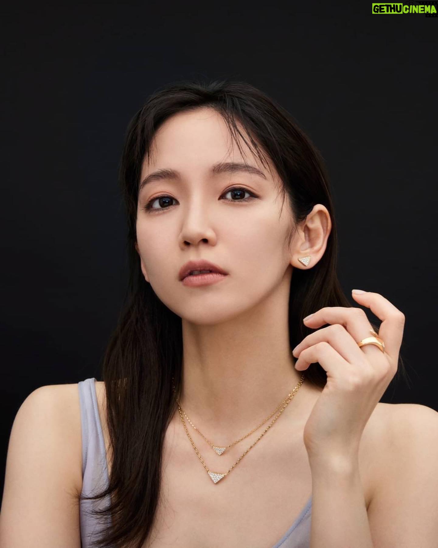 Riho Yoshioka - 165.4K Likes - "PRADAのサステイナブルなファインジュエリーコレクション「エターナルゴールド」を身に着けて撮影しました"
プラダを象徴するトライアングルロゴモチーフに、大小さまざまなサイズのダイヤモンドを密着させて敷き詰める「スノーパヴェ」と呼ばれる特別な技法を使用しているそうです。雪に覆われた大地が浮かびます❄️
ホリデーシーズンにピッタリな輝きにときめきました*。:・゚☆*.。.:. *:゚ 。 .゚・*..☆.。.:*
@prada
#PradaFineJewelry
make: @paku_chan