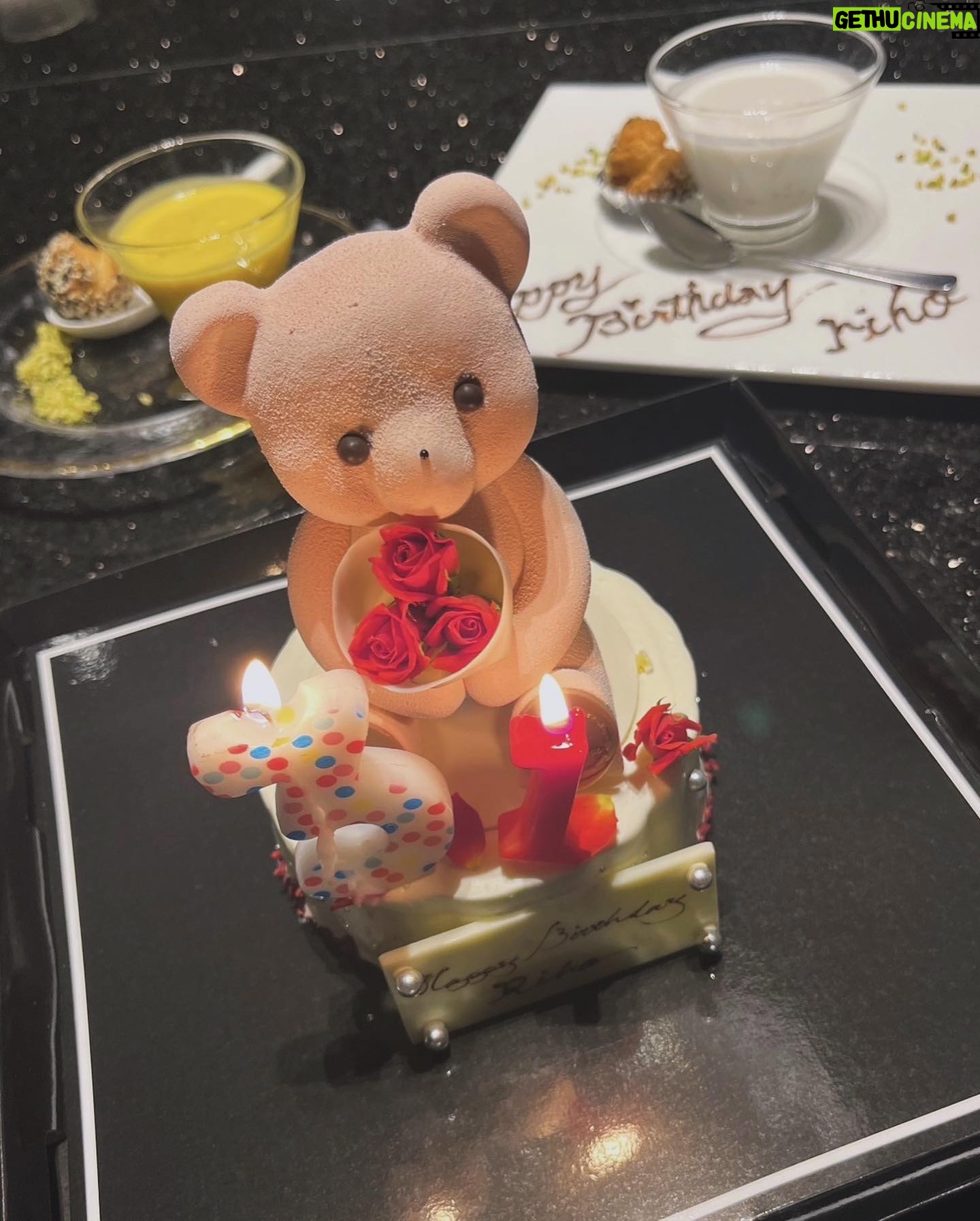 Riho Yoshioka - 196.9K Likes - お誕生日のメッセージ,
沢山ありがとうございました🎂🍓
とても嬉しかったです。
支えられてるんだなって改めて感じました。
今年は大きな変化のある年になります。
難しい事が立ちはだかる毎日ですが
日々悩みながら、どうしたら一番作品を見て下さる方に
楽しんで貰えるかなと模索している所です。
色々と皆様にご報告することも控えていますので、
春先頃まで見守って頂けたらなと。
ずっと夢だったことへの実現に向けても
少しずつですが動き出しています。
心はいつでもプラスな場所へ、見て下さる方への愛情と挑戦していく気持ちで溢れています。
では今日も撮影頑張ってきます!