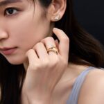 Riho Yoshioka Instagram - "PRADAのサステイナブルなファインジュエリーコレクション「エターナルゴールド」を身に着けて撮影しました" プラダを象徴するトライアングルロゴモチーフに、大小さまざまなサイズのダイヤモンドを密着させて敷き詰める「スノーパヴェ」と呼ばれる特別な技法を使用しているそうです。雪に覆われた大地が浮かびます❄️ ホリデーシーズンにピッタリな輝きにときめきました*。:･ﾟ☆*.｡.:. *:ﾟ ｡　.ﾟ･*..☆.｡.:* @prada #PradaFineJewelry make: @paku_chan