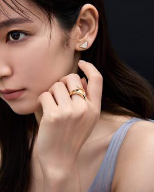 Riho Yoshioka Instagram - "PRADAのサステイナブルなファインジュエリーコレクション「エターナルゴールド」を身に着けて撮影しました"

プラダを象徴するトライアングルロゴモチーフに、大小さまざまなサイズのダイヤモンドを密着させて敷き詰める「スノーパヴェ」と呼ばれる特別な技法を使用しているそうです。雪に覆われた大地が浮かびます❄️

ホリデーシーズンにピッタリな輝きにときめきました*。:･ﾟ☆*.｡.:. *:ﾟ ｡　.ﾟ･*..☆.｡.:*

@prada
#PradaFineJewelry

make: @paku_chan
