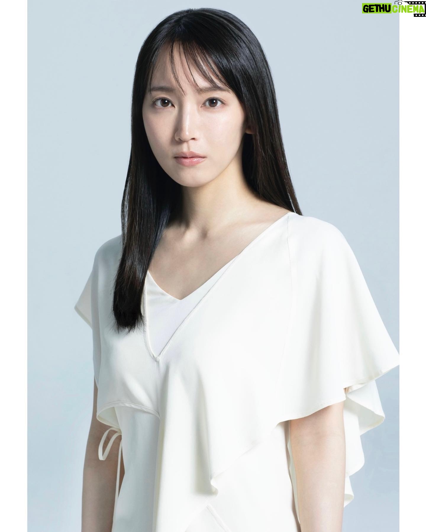 Riho Yoshioka - 197.5K Likes - 大切なお知らせ。
おはようございます。
昨夜から矢継ぎ早に失礼致します。
私吉岡里帆は春から芸能事務所フラームと新しく契約しましたことをこちらでご報告させて頂きます。
様々な話を重ねていく中でここで新しい挑戦をしてみたいと感じました。
これまでの感謝の気持ちを胸に第ニ章をスタートさせます。
まだまだ未熟者ではありますが、場所は変わっても周りにいて下さる皆様と力を合わせて初心を忘れず真摯に活動に取り組んでいく所存です。
今後も変わらぬご厚誼を賜りますようお願い申し上げます。
吉岡里帆
令和六年四月吉日
@flamme_official_film