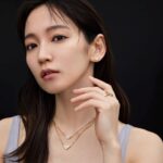 Riho Yoshioka Instagram - "PRADAのサステイナブルなファインジュエリーコレクション「エターナルゴールド」を身に着けて撮影しました" プラダを象徴するトライアングルロゴモチーフに、大小さまざまなサイズのダイヤモンドを密着させて敷き詰める「スノーパヴェ」と呼ばれる特別な技法を使用しているそうです。雪に覆われた大地が浮かびます❄️ ホリデーシーズンにピッタリな輝きにときめきました*。:･ﾟ☆*.｡.:. *:ﾟ ｡　.ﾟ･*..☆.｡.:* @prada #PradaFineJewelry make: @paku_chan