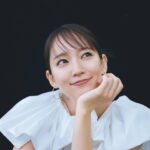 Riho Yoshioka Instagram - MAQUIA cover🥼🕊️🌬️ Xmasコフレの特集です! 今年のクリスマスは撮影入ったので人間ドック行けないかもです…どうしようかな 皆さんはどうやって過ごしてますか？🎄 @maquia.magazine