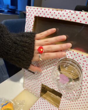 Riho Yoshioka Instagram - ラジオチームがガチャポンを作ってくれました。
とってもかわいい🍓
カプセル開けると手紙とか入っててぐっとくるプレゼントでした…

呼び方地方によって違うよね？ガシャポン、ガチャガチャ
今年も"ラジオ UR lifestyle college"をよろしくお願いします！

@lifestyle_ur813 

#1月15日
#🍓の日