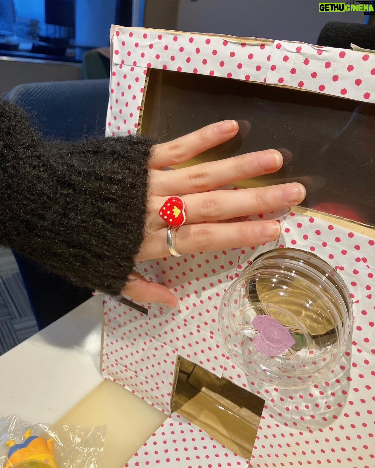 Riho Yoshioka - 149.1K Likes - ラジオチームがガチャポンを作ってくれました。
とってもかわいい🍓
カプセル開けると手紙とか入っててぐっとくるプレゼントでした…
呼び方地方によって違うよね?ガシャポン、ガチャガチャ
今年も"ラジオ UR lifestyle college"をよろしくお願いします!
@lifestyle_ur813
#1月15日
#🍓の日