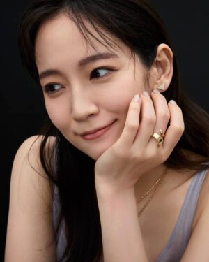 Riho Yoshioka Instagram - "PRADAのサステイナブルなファインジュエリーコレクション「エターナルゴールド」を身に着けて撮影しました"

プラダを象徴するトライアングルロゴモチーフに、大小さまざまなサイズのダイヤモンドを密着させて敷き詰める「スノーパヴェ」と呼ばれる特別な技法を使用しているそうです。雪に覆われた大地が浮かびます❄️

ホリデーシーズンにピッタリな輝きにときめきました*。:･ﾟ☆*.｡.:. *:ﾟ ｡　.ﾟ･*..☆.｡.:*

@prada
#PradaFineJewelry

make: @paku_chan