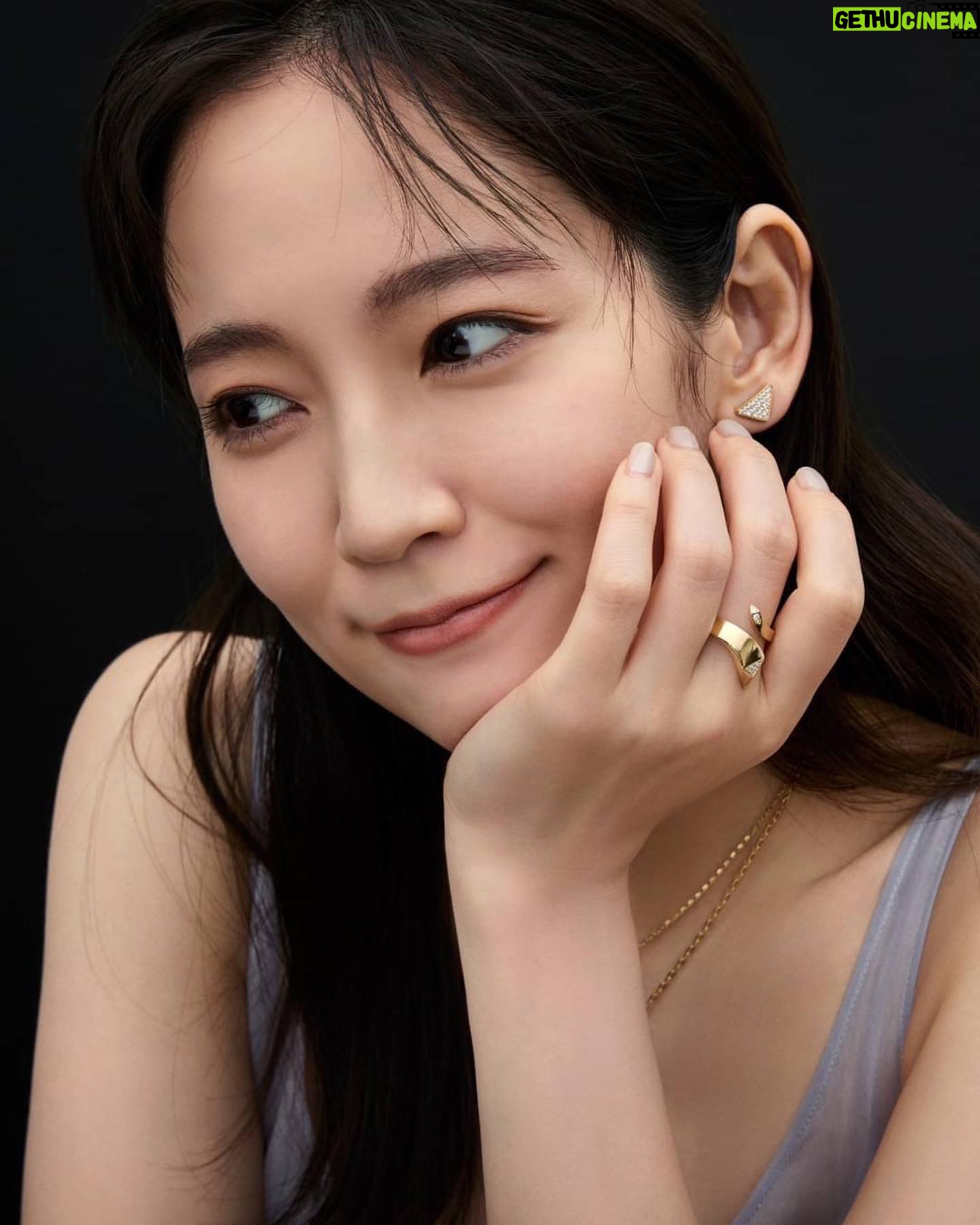 Riho Yoshioka - 165.4K Likes - "PRADAのサステイナブルなファインジュエリーコレクション「エターナルゴールド」を身に着けて撮影しました"
プラダを象徴するトライアングルロゴモチーフに、大小さまざまなサイズのダイヤモンドを密着させて敷き詰める「スノーパヴェ」と呼ばれる特別な技法を使用しているそうです。雪に覆われた大地が浮かびます❄️
ホリデーシーズンにピッタリな輝きにときめきました*。:・゚☆*.。.:. *:゚ 。 .゚・*..☆.。.:*
@prada
#PradaFineJewelry
make: @paku_chan