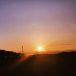 Riho Yoshioka Instagram - ご報告。 報道を見られた方は知っていらっしゃるかと思いますが この度、私吉岡里帆は所属事務所マネージメント業務休止により、芸能事務所エーチームを退社する運びとなりました。 応援して下さっている方々、関係者の皆様、ご心配をおかけしました。報告が遅くなりすみません。 そしてあたたかいメッセージ大変励みになりました。 ありがとうございます。 初めて会社から業務休止の話を聞いた時はあまりに突然で正直戸惑いと不安と喪失感でいっぱいでした。 私事ではありますが今年は丁度10周年ということもありアニバーサリーブックを出させて頂いたり、これからどんな風に活動していこうかと前向きに打ち合わせをしようという時期でもあり急に色々な感覚が止まってしまうような虚しい何とも言えない気持ちでした。 育てて頂いた恩もあり慕っていた先代の社長が亡くなった時も感じた、人生には始まりがあれば必ず終わりがあるということを今回も改めて実感しました。 何とか支え合ってきたエーチームのスタッフさんや残った役者陣で存続出来ないものかとも考えましたが、 動き出すと止まらない歯車もあるんだなとこの4ヶ月無力さを痛感しました。 ただ腐ることは簡単ですがそうしてる暇も無いくらい ファンの方のメッセージやこれまで一緒に頑張ってきたマネージャー、助言を下さった先輩や友人、家族、今ある目の前のお仕事への感謝が溢れて次のステージへ動く原動力になりました。 シンプルに面白い作品に携わりたい、届けたいという想いだけは燃え続けていました！ これからは良いことも悪いこともどちらも自分の人生として愛しながら、携わる作品の糧にし、より一層見て下さる方へ届くような言葉や想い表現をしていけたらなと思っています。 人生は本当に旅ですね… どこに流れ着くかは分からないですが大らかに舟の帆を広げて荒波も晴れ模様も、航海していこうと思います。 大好きな椎名林檎さんの"人生は夢だらけ"という曲の歌詞に出てくる「喉元過ぎれば、ほら吸いも甘いもどっちもおいしい」という歌詞が好きです。 思ってもみないことが起こり続ける自分の人生ですが 鱈腹味わおうと思います。 色々と綴りましたが具体的な今後の活動方向は明日公式で発表させて頂きます。 育てて下さった事務所とこれまでの仕事に関わる関係各所の皆様に改めてお礼を言わせて頂きます。 心よりありがとうございました。 これからも応援して頂けたら幸いです。 吉岡里帆