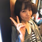 Riho Yoshioka Instagram - ご報告。 報道を見られた方は知っていらっしゃるかと思いますが この度、私吉岡里帆は所属事務所マネージメント業務休止により、芸能事務所エーチームを退社する運びとなりました。 応援して下さっている方々、関係者の皆様、ご心配をおかけしました。報告が遅くなりすみません。 そしてあたたかいメッセージ大変励みになりました。 ありがとうございます。 初めて会社から業務休止の話を聞いた時はあまりに突然で正直戸惑いと不安と喪失感でいっぱいでした。 私事ではありますが今年は丁度10周年ということもありアニバーサリーブックを出させて頂いたり、これからどんな風に活動していこうかと前向きに打ち合わせをしようという時期でもあり急に色々な感覚が止まってしまうような虚しい何とも言えない気持ちでした。 育てて頂いた恩もあり慕っていた先代の社長が亡くなった時も感じた、人生には始まりがあれば必ず終わりがあるということを今回も改めて実感しました。 何とか支え合ってきたエーチームのスタッフさんや残った役者陣で存続出来ないものかとも考えましたが、 動き出すと止まらない歯車もあるんだなとこの4ヶ月無力さを痛感しました。 ただ腐ることは簡単ですがそうしてる暇も無いくらい ファンの方のメッセージやこれまで一緒に頑張ってきたマネージャー、助言を下さった先輩や友人、家族、今ある目の前のお仕事への感謝が溢れて次のステージへ動く原動力になりました。 シンプルに面白い作品に携わりたい、届けたいという想いだけは燃え続けていました！ これからは良いことも悪いこともどちらも自分の人生として愛しながら、携わる作品の糧にし、より一層見て下さる方へ届くような言葉や想い表現をしていけたらなと思っています。 人生は本当に旅ですね… どこに流れ着くかは分からないですが大らかに舟の帆を広げて荒波も晴れ模様も、航海していこうと思います。 大好きな椎名林檎さんの"人生は夢だらけ"という曲の歌詞に出てくる「喉元過ぎれば、ほら吸いも甘いもどっちもおいしい」という歌詞が好きです。 思ってもみないことが起こり続ける自分の人生ですが 鱈腹味わおうと思います。 色々と綴りましたが具体的な今後の活動方向は明日公式で発表させて頂きます。 育てて下さった事務所とこれまでの仕事に関わる関係各所の皆様に改めてお礼を言わせて頂きます。 心よりありがとうございました。 これからも応援して頂けたら幸いです。 吉岡里帆