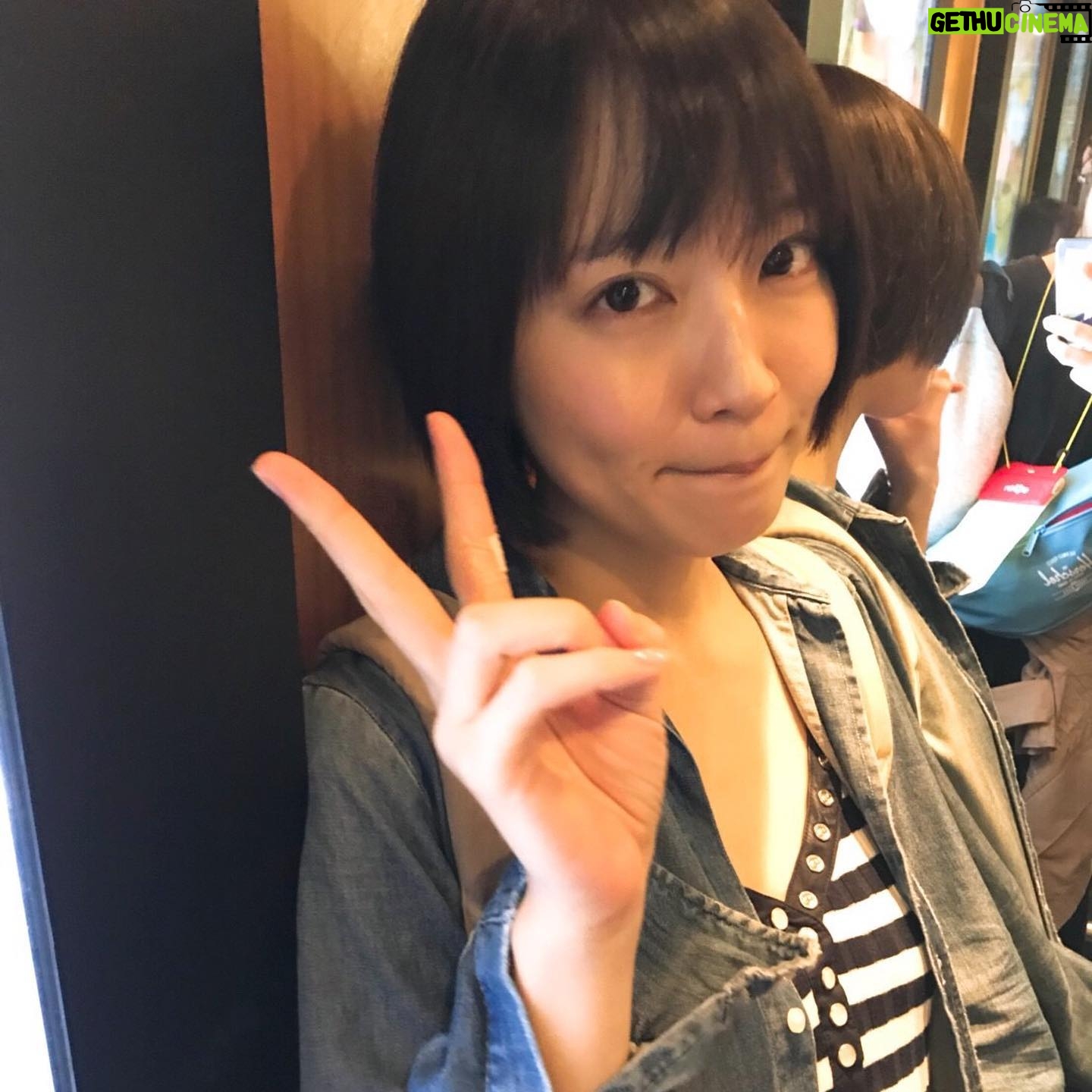 Riho Yoshioka - 162.2K Likes - ご報告。
報道を見られた方は知っていらっしゃるかと思いますが
この度、私吉岡里帆は所属事務所マネージメント業務休止により、芸能事務所エーチームを退社する運びとなりました。
応援して下さっている方々、関係者の皆様、ご心配をおかけしました。報告が遅くなりすみません。
そしてあたたかいメッセージ大変励みになりました。
ありがとうございます。
初めて会社から業務休止の話を聞いた時はあまりに突然で正直戸惑いと不安と喪失感でいっぱいでした。
私事ではありますが今年は丁度10周年ということもありアニバーサリーブックを出させて頂いたり、これからどんな風に活動していこうかと前向きに打ち合わせをしようという時期でもあり急に色々な感覚が止まってしまうような虚しい何とも言えない気持ちでした。
育てて頂いた恩もあり慕っていた先代の社長が亡くなった時も感じた、人生には始まりがあれば必ず終わりがあるということを今回も改めて実感しました。
何とか支え合ってきたエーチームのスタッフさんや残った役者陣で存続出来ないものかとも考えましたが、
動き出すと止まらない歯車もあるんだなとこの4ヶ月無力さを痛感しました。
ただ腐ることは簡単ですがそうしてる暇も無いくらい
ファンの方のメッセージやこれまで一緒に頑張ってきたマネージャー、助言を下さった先輩や友人、家族、今ある目の前のお仕事への感謝が溢れて次のステージへ動く原動力になりました。
シンプルに面白い作品に携わりたい、届けたいという想いだけは燃え続けていました!
これからは良いことも悪いこともどちらも自分の人生として愛しながら、携わる作品の糧にし、より一層見て下さる方へ届くような言葉や想い表現をしていけたらなと思っています。
人生は本当に旅ですね…
どこに流れ着くかは分からないですが大らかに舟の帆を広げて荒波も晴れ模様も、航海していこうと思います。
大好きな椎名林檎さんの"人生は夢だらけ"という曲の歌詞に出てくる「喉元過ぎれば、ほら吸いも甘いもどっちもおいしい」という歌詞が好きです。
思ってもみないことが起こり続ける自分の人生ですが
鱈腹味わおうと思います。
色々と綴りましたが具体的な今後の活動方向は明日公式で発表させて頂きます。
育てて下さった事務所とこれまでの仕事に関わる関係各所の皆様に改めてお礼を言わせて頂きます。
心よりありがとうございました。
これからも応援して頂けたら幸いです。
吉岡里帆
