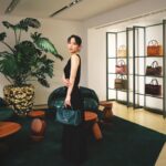 Riho Yoshioka Instagram - 🐈‍⬛▪️▪️◾️ 11月9日よりボッテガ・ヴェネタの銀座フラッグシップ店で、5周年を記念してアイコニックバッグ「カバ」が展示されます。 アーカイブピースから、新作まで、クラフトマンシップとクリエイティビティを体感できる空間です。 私も一足先に行ってきました👠どれも芸術品でした… @newbottega #BottegaVeneta #ボッテガヴェネタ #カバ