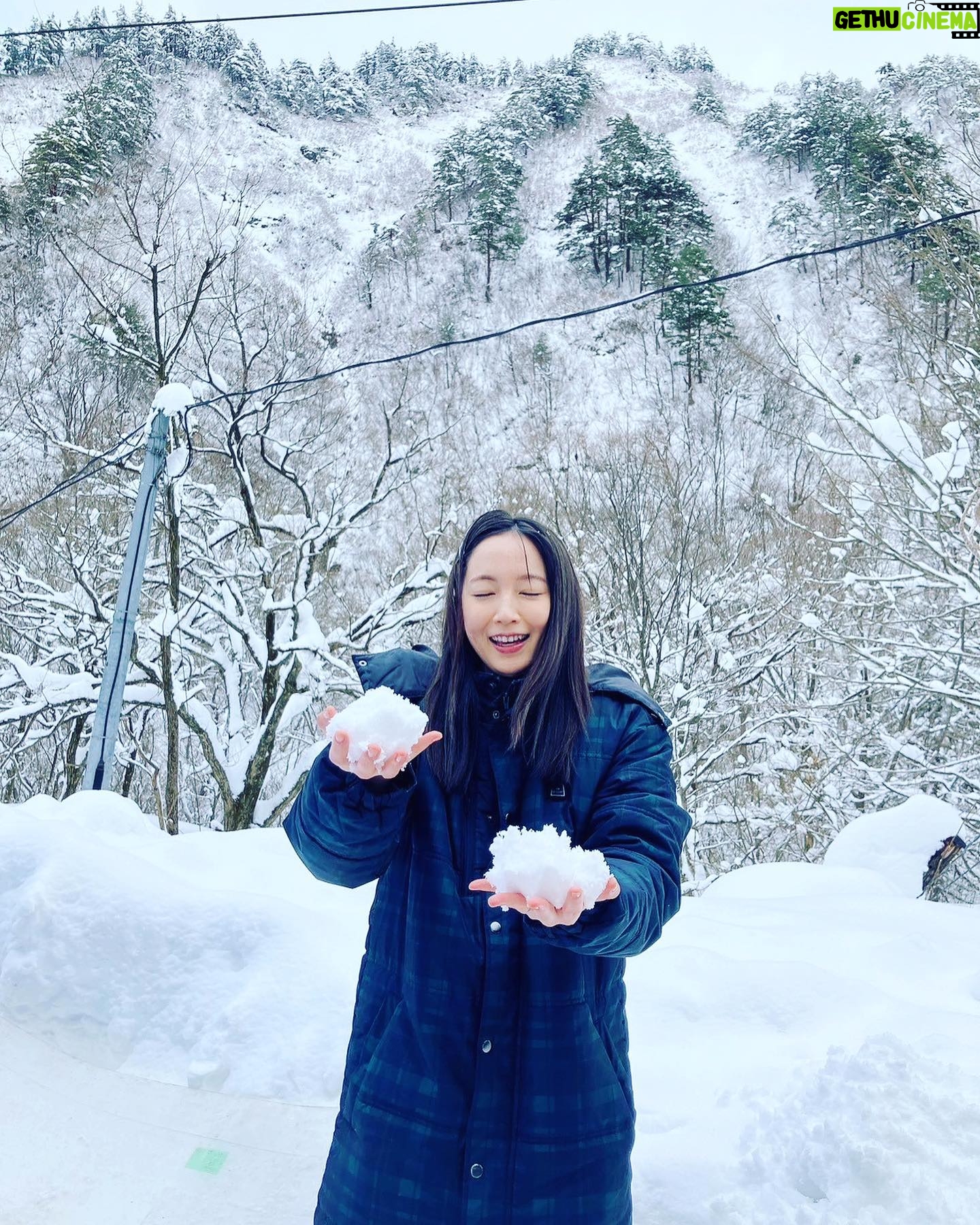 Riho Yoshioka Instagram - この度 「京都市芸術新人賞」を頂きました❄️ 芸術分野における地元の由緒ある賞なので大変嬉しかったです。 今年は京都観光大使を務めて2年目になります。 より地元に貢献できるような選択、 京都の文化や芸術の素晴らしさを広められるような仕事、 京都の映画演劇界隈から頑張っていきたいと志ある若い方にとっての希望になれるような活動をしていきたいなと思っております。 私が携わってる仕事は決して一人で作っていくことが出来ないジャンルです。 皆んなで助け合ってより良い作品を届けていけるように誠実に実直にこれからも頑張っていきます。 最近は連日色んな山奥へ行って撮影してます🌨 新しい作品待機してるので待っててください。 #京都市芸術新人賞