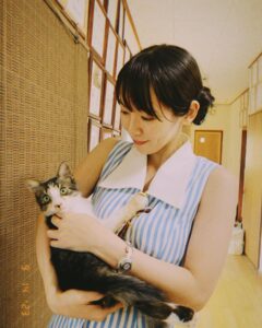 Riho Yoshioka Instagram - チビです。 80年代の夏にタイムスリップしたらおりました🐈‍⬛ ドラマ始まるので色々出ます。 9日　なんかオモ,10日 華大さんと千鳥くん, 午前中電波ジャック,雑誌など… 見つけてね。 @kadora_11 #ドラマ　#トキコイ #時をかけるな恋人たち