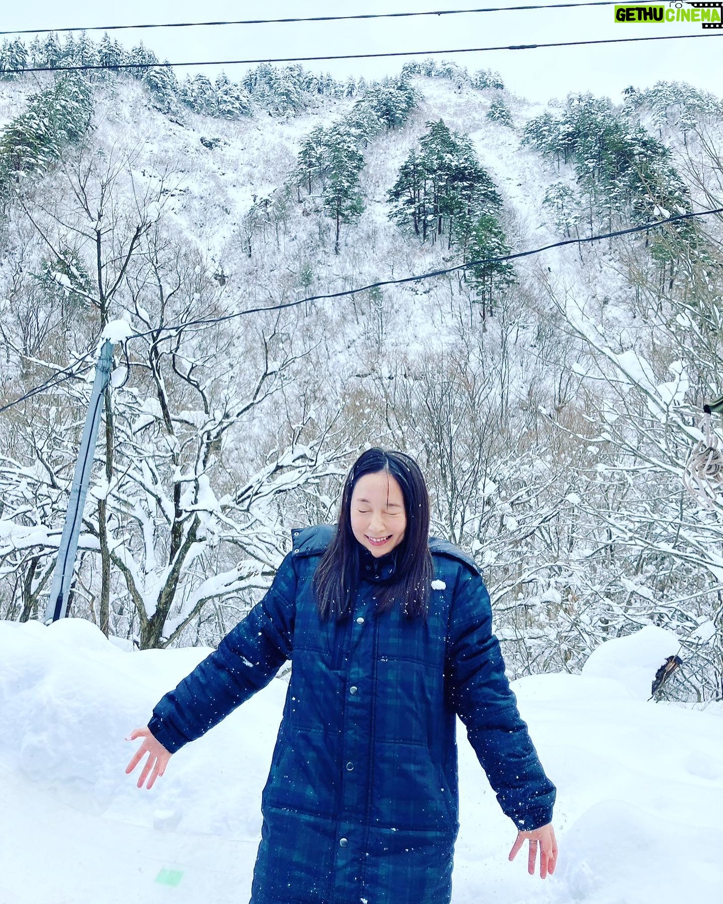 Riho Yoshioka Instagram - この度 「京都市芸術新人賞」を頂きました❄️ 芸術分野における地元の由緒ある賞なので大変嬉しかったです。 今年は京都観光大使を務めて2年目になります。 より地元に貢献できるような選択、 京都の文化や芸術の素晴らしさを広められるような仕事、 京都の映画演劇界隈から頑張っていきたいと志ある若い方にとっての希望になれるような活動をしていきたいなと思っております。 私が携わってる仕事は決して一人で作っていくことが出来ないジャンルです。 皆んなで助け合ってより良い作品を届けていけるように誠実に実直にこれからも頑張っていきます。 最近は連日色んな山奥へ行って撮影してます🌨 新しい作品待機してるので待っててください。 #京都市芸術新人賞