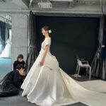 Rika Adachi Instagram - . 2着目👗 カラードレスではなく、もう1着ウエディングドレスにしました🤍 エマ先生の気持ちのこもったドレス…👑 📸 @bees_photo_harano 👗 @emarie_wedding 💐 @yuji_kobayashi_ @geometricgreen_wedding 💒 @anniversaire_minatomirai エマ先生が私をイメージして作ってくださったドレス。 純粋で上品で少女にも戻れるような可憐なドレスでときめきました☺️✨ オートクチュールのため 何回も何回もエマリーエのアトリエに行き ピッタリにするために採寸もたくさんしました。 最後のフィッティングも、ドレスの裾を数ミリ単位で直してもらい、デコルテ周りも計算された設計で… もう感動だらけでした🥹 にゃんにゃん🐱なエマ先生のドレス👗 みんなにたくさん見てほしい笑 #エマリーエ #アニヴェルセルみなとみらい横浜 #アニヴェルセル #anniversaries @anniversaire_official