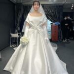 Rika Adachi Instagram - . 2着目👗 カラードレスではなく、もう1着ウエディングドレスにしました🤍 エマ先生の気持ちのこもったドレス…👑 📸 @bees_photo_harano 👗 @emarie_wedding 💐 @yuji_kobayashi_ @geometricgreen_wedding 💒 @anniversaire_minatomirai エマ先生が私をイメージして作ってくださったドレス。 純粋で上品で少女にも戻れるような可憐なドレスでときめきました☺️✨ オートクチュールのため 何回も何回もエマリーエのアトリエに行き ピッタリにするために採寸もたくさんしました。 最後のフィッティングも、ドレスの裾を数ミリ単位で直してもらい、デコルテ周りも計算された設計で… もう感動だらけでした🥹 にゃんにゃん🐱なエマ先生のドレス👗 みんなにたくさん見てほしい笑 #エマリーエ #アニヴェルセルみなとみらい横浜 #アニヴェルセル #anniversaries @anniversaire_official