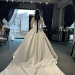 Rika Adachi Instagram - . 2着目👗 カラードレスではなく、もう1着ウエディングドレスにしました🤍 エマ先生の気持ちのこもったドレス…👑 📸 @bees_photo_harano 👗 @emarie_wedding 💐 @yuji_kobayashi_ @geometricgreen_wedding 💒 @anniversaire_minatomirai エマ先生が私をイメージして作ってくださったドレス。 純粋で上品で少女にも戻れるような可憐なドレスでときめきました☺️✨ オートクチュールのため 何回も何回もエマリーエのアトリエに行き ピッタリにするために採寸もたくさんしました。 最後のフィッティングも、ドレスの裾を数ミリ単位で直してもらい、デコルテ周りも計算された設計で… もう感動だらけでした🥹 にゃんにゃん🐱なエマ先生のドレス👗 みんなにたくさん見てほしい笑 #エマリーエ #アニヴェルセルみなとみらい横浜 #アニヴェルセル #anniversaries @anniversaire_official