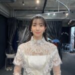 Rika Adachi Instagram - . 2着目👗 カラードレスではなく、もう1着ウエディングドレスにしました🤍 エマ先生の気持ちのこもったドレス…👑 📸 @bees_photo_harano 👗 @emarie_wedding 💐 @yuji_kobayashi_ @geometricgreen_wedding 💒 @anniversaire_minatomirai エマ先生が私をイメージして作ってくださったドレス。 純粋で上品で少女にも戻れるような可憐なドレスでときめきました☺️✨ オートクチュールのため 何回も何回もエマリーエのアトリエに行き ピッタリにするために採寸もたくさんしました。 最後のフィッティングも、ドレスの裾を数ミリ単位で直してもらい、デコルテ周りも計算された設計で… もう感動だらけでした🥹 にゃんにゃん🐱なエマ先生のドレス👗 みんなにたくさん見てほしい笑 #エマリーエ #アニヴェルセルみなとみらい横浜 #アニヴェルセル #anniversaries @anniversaire_official