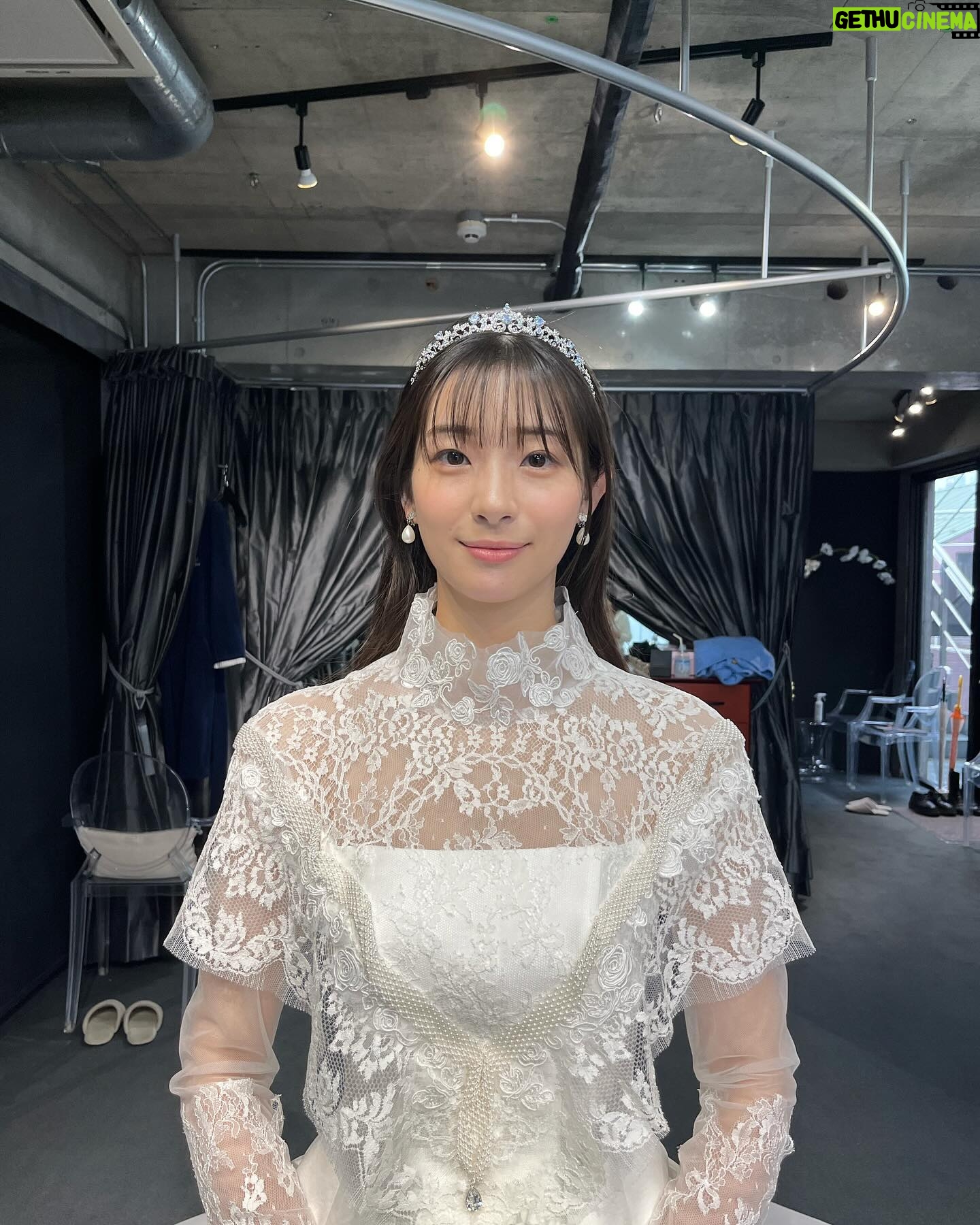 Rika Adachi Instagram - . 2็็ฎ๐ ใซใฉใผใใฌในใงใฏใชใใใใ1็ใฆใจใใฃใณใฐใใฌในใซใใพใใ๐ค ใจใๅ
็ใฎๆฐๆใกใฎใใใฃใใใฌในโฆ๐ ๐ธ @bees_photo_harano ๐ @emarie_wedding ๐ @yuji_kobayashi_ @geometricgreen_wedding ๐ @anniversaire_minatomirai ใจใๅ
็ใ็งใใคใกใผใธใใฆไฝใฃใฆใใ ใใฃใใใฌในใ ็ด็ฒใงไธๅใงๅฐๅฅณใซใๆปใใใใใชๅฏๆใชใใฌในใงใจใใใใพใใโบ๏ธโจ ใชใผใใฏใใฅใผใซใฎใใ ไฝๅใไฝๅใใจใใชใผใจใฎใขใใชใจใซ่กใ ใใใฟใชใซใใใใใซๆกๅฏธใใใใใใใพใใใ ๆๅพใฎใใฃใใใฃใณใฐใใใใฌในใฎ่ฃพใๆฐใใชๅไฝใง็ดใใฆใใใใใใณใซใๅจใใ่จ็ฎใใใ่จญ่จใงโฆ ใใๆๅใ ใใใงใใ๐ฅน ใซใใใซใใ๐ฑใชใจใๅ
็ใฎใใฌใน๐ ใฟใใชใซใใใใ่ฆใฆใปใใ็ฌ #ใจใใชใผใจ #ใขใใดใงใซใปใซใฟใชใจใฟใใๆจชๆต #ใขใใดใงใซใปใซ #anniversaries @anniversaire_official