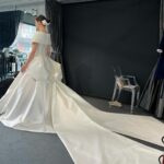 Rika Adachi Instagram - . 2着目👗 カラードレスではなく、もう1着ウエディングドレスにしました🤍 エマ先生の気持ちのこもったドレス…👑 📸 @bees_photo_harano 👗 @emarie_wedding 💐 @yuji_kobayashi_ @geometricgreen_wedding 💒 @anniversaire_minatomirai エマ先生が私をイメージして作ってくださったドレス。 純粋で上品で少女にも戻れるような可憐なドレスでときめきました☺️✨ オートクチュールのため 何回も何回もエマリーエのアトリエに行き ピッタリにするために採寸もたくさんしました。 最後のフィッティングも、ドレスの裾を数ミリ単位で直してもらい、デコルテ周りも計算された設計で… もう感動だらけでした🥹 にゃんにゃん🐱なエマ先生のドレス👗 みんなにたくさん見てほしい笑 #エマリーエ #アニヴェルセルみなとみらい横浜 #アニヴェルセル #anniversaries @anniversaire_official