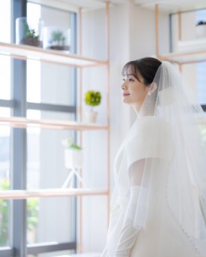 Rika Adachi Instagram - 本日
ウエディングブック発売しています！

@weddingdress_official 

エマリーエのお話をたくさんさせていただきました☺️
エマ先生とも対談してます！
@emarie_wedding 
ぜひご覧ください！

ちなみに…
オートクチュールだったので、私の名前がドレスに🤍
御守りみたいでした🥰

@anniversaire_minatomirai 
@anniversaire_official 

#エマリーエ #ウエディングブック #アニヴェルセルみなとみらい横浜 #アニヴェルセル #anniversaries