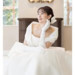 Rika Adachi Instagram - . ドレスは永遠の憧れ エマリーエ @emarie_wedding 📸 @bees_photo_harano 👗 @emarie_wedding 💐 @yuji_kobayashi_ @geometricgreen_wedding 💒 @anniversaire_minatomirai 10代の頃に雑誌で出会ったエマ先生 その日からドレスの虜で 絶対自分の結婚式で着たいと思っていました。 その後、またご縁があり わた婚のときにエマリーエにお世話になって そこからエマ先生とまた繋がりができ 今回快くドレスをつくってくださいました🥺 オートクチュールで私にピッタリ合うように エマ先生が何度も何度もチェックしてくださって… 挙式はまずはエマリーエ王道のドレスを🥰🎀 エレガントで花嫁を輝かせてくれています！ #エマリーエ #アニヴェルセルみなとみらい横浜 #アニヴェルセル #anniversaries @anniversaire_official