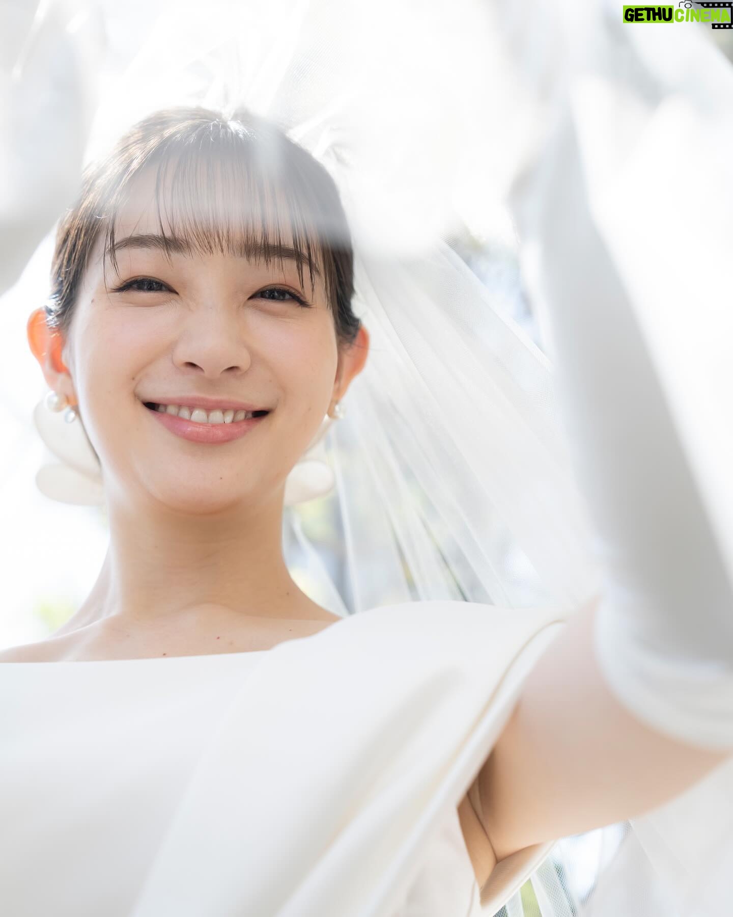 Rika Adachi Instagram - . 10代の頃からグラビアでお世話になってる LUCKMANさん @n.k.luckman 写真集とか週プレとか 本当にたくさんお世話になってて 撮影中に「いつかウエディングドレス撮ってくださいね〜」 なんて言ってたことを 実現してもらいました☺️🤍 今回のオーダーはLUCKMANらしい写真で!笑 そして家族たち、とくにおじいちゃんおばあちゃんを撮ってください!ってお願いしてました。 もうさいっこうに撮ってくださってて 好き🥰オブ好き🥰笑 第一弾LUCKMANさんにしか撮れない 足立梨花の1日をみなさんにおすそ分け📸✨ #アニヴェルセルみなとみらい横浜 #アニヴェルセル #anniversaries #ウエディング #wedding