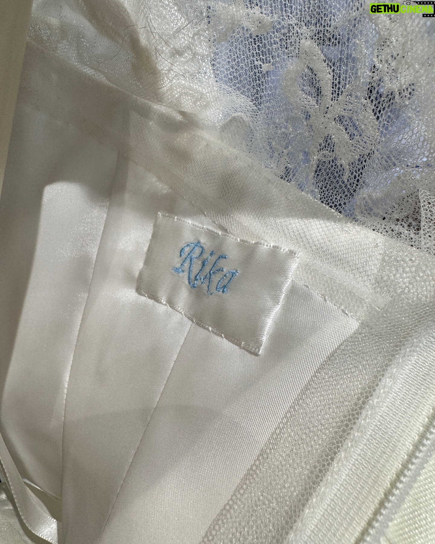 Rika Adachi - 3 Likes - 本日
ウエディングブック発売しています!
@weddingdress_official
エマリーエのお話をたくさんさせていただきました☺️
エマ先生とも対談してます!
@emarie_wedding
ぜひご覧ください!
ちなみに…
オートクチュールだったので、私の名前がドレスに🤍
御守りみたいでした🥰
@anniversaire_minatomirai
@anniversaire_official
#エマリーエ #ウエディングブック #アニヴェルセルみなとみらい横浜 #アニヴェルセル #anniversaries