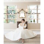 Rika Adachi Instagram - . ドレスは永遠の憧れ エマリーエ @emarie_wedding 📸 @bees_photo_harano 👗 @emarie_wedding 💐 @yuji_kobayashi_ @geometricgreen_wedding 💒 @anniversaire_minatomirai 10代の頃に雑誌で出会ったエマ先生 その日からドレスの虜で 絶対自分の結婚式で着たいと思っていました。 その後、またご縁があり わた婚のときにエマリーエにお世話になって そこからエマ先生とまた繋がりができ 今回快くドレスをつくってくださいました🥺 オートクチュールで私にピッタリ合うように エマ先生が何度も何度もチェックしてくださって… 挙式はまずはエマリーエ王道のドレスを🥰🎀 エレガントで花嫁を輝かせてくれています！ #エマリーエ #アニヴェルセルみなとみらい横浜 #アニヴェルセル #anniversaries @anniversaire_official