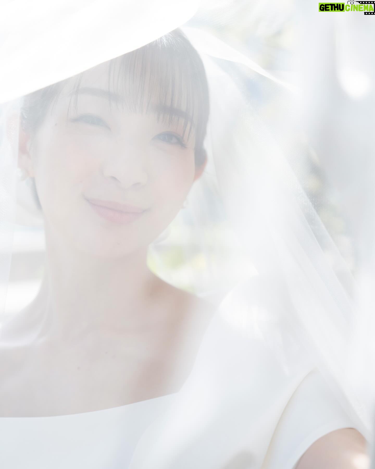 Rika Adachi Instagram - . 10代の頃からグラビアでお世話になってる LUCKMANさん @n.k.luckman 写真集とか週プレとか 本当にたくさんお世話になってて 撮影中に「いつかウエディングドレス撮ってくださいね〜」 なんて言ってたことを 実現してもらいました☺️🤍 今回のオーダーはLUCKMANらしい写真で!笑 そして家族たち、とくにおじいちゃんおばあちゃんを撮ってください!ってお願いしてました。 もうさいっこうに撮ってくださってて 好き🥰オブ好き🥰笑 第一弾LUCKMANさんにしか撮れない 足立梨花の1日をみなさんにおすそ分け📸✨ #アニヴェルセルみなとみらい横浜 #アニヴェルセル #anniversaries #ウエディング #wedding