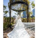 Rika Adachi Instagram - . ドレスは永遠の憧れ エマリーエ @emarie_wedding 📸 @bees_photo_harano 👗 @emarie_wedding 💐 @yuji_kobayashi_ @geometricgreen_wedding 💒 @anniversaire_minatomirai 10代の頃に雑誌で出会ったエマ先生 その日からドレスの虜で 絶対自分の結婚式で着たいと思っていました。 その後、またご縁があり わた婚のときにエマリーエにお世話になって そこからエマ先生とまた繋がりができ 今回快くドレスをつくってくださいました🥺 オートクチュールで私にピッタリ合うように エマ先生が何度も何度もチェックしてくださって… 挙式はまずはエマリーエ王道のドレスを🥰🎀 エレガントで花嫁を輝かせてくれています！ #エマリーエ #アニヴェルセルみなとみらい横浜 #アニヴェルセル #anniversaries @anniversaire_official