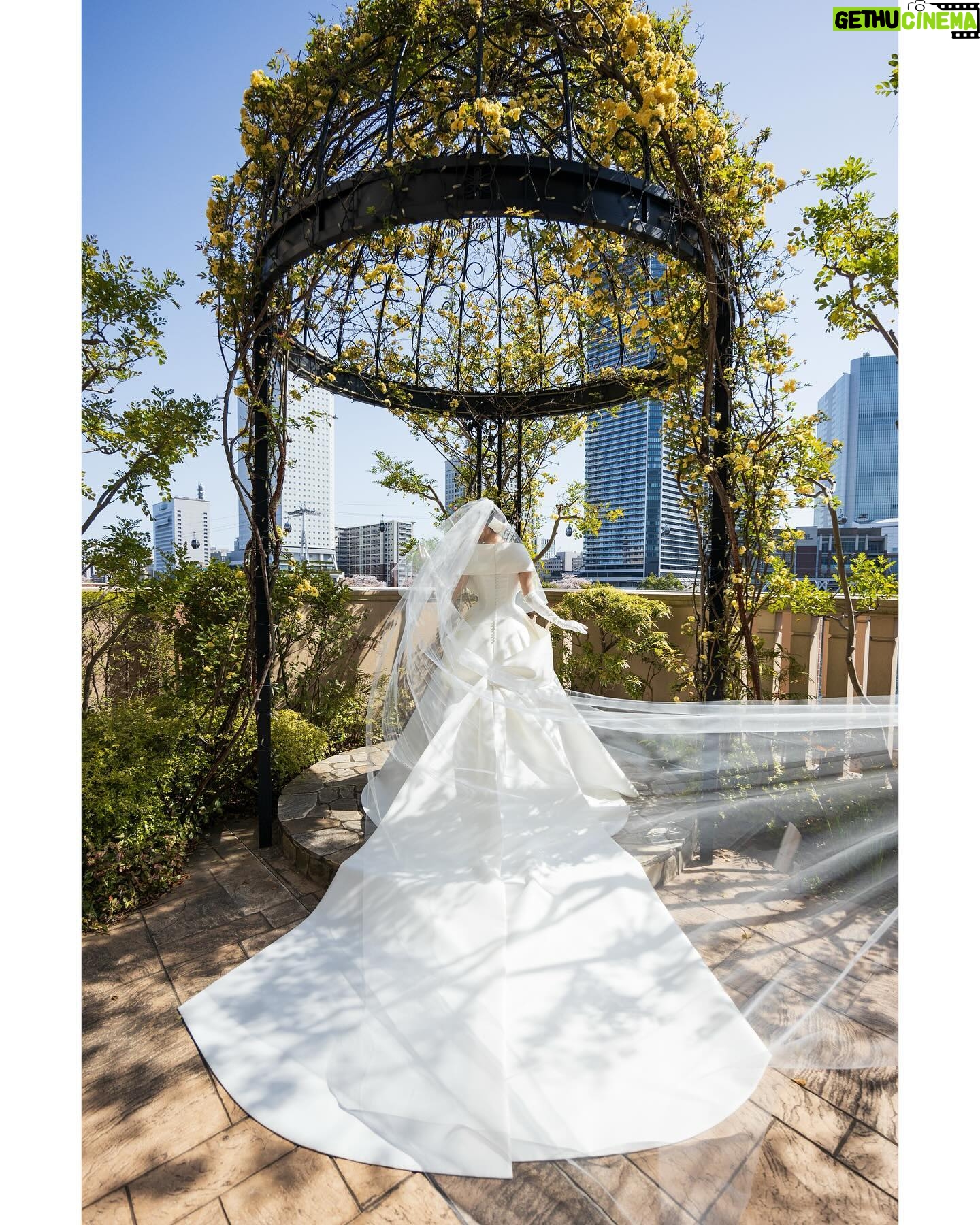 Rika Adachi Instagram - . ドレスは永遠の憧れ エマリーエ @emarie_wedding 📸 @bees_photo_harano 👗 @emarie_wedding 💐 @yuji_kobayashi_ @geometricgreen_wedding 💒 @anniversaire_minatomirai 10代の頃に雑誌で出会ったエマ先生 その日からドレスの虜で 絶対自分の結婚式で着たいと思っていました。 その後、またご縁があり わた婚のときにエマリーエにお世話になって そこからエマ先生とまた繋がりができ 今回快くドレスをつくってくださいました🥺 オートクチュールで私にピッタリ合うように エマ先生が何度も何度もチェックしてくださって… 挙式はまずはエマリーエ王道のドレスを🥰🎀 エレガントで花嫁を輝かせてくれています! #エマリーエ #アニヴェルセルみなとみらい横浜 #アニヴェルセル #anniversaries @anniversaire_official