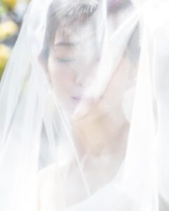 Rika Adachi Instagram - . 10代の頃からグラビアでお世話になってる LUCKMANさん @n.k.luckman 写真集とか週プレとか 本当にたくさんお世話になってて 撮影中に「いつかウエディングドレス撮ってくださいね〜」 なんて言ってたことを 実現してもらいました☺️🤍 今回のオーダーはLUCKMANらしい写真で！笑 そして家族たち、とくにおじいちゃんおばあちゃんを撮ってください！ってお願いしてました。 もうさいっこうに撮ってくださってて 好き🥰オブ好き🥰笑 第一弾LUCKMANさんにしか撮れない 足立梨花の1日をみなさんにおすそ分け📸✨ #アニヴェルセルみなとみらい横浜 #アニヴェルセル #anniversaries #ウエディング #wedding