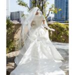 Rika Adachi Instagram - . ドレスは永遠の憧れ エマリーエ @emarie_wedding 📸 @bees_photo_harano 👗 @emarie_wedding 💐 @yuji_kobayashi_ @geometricgreen_wedding 💒 @anniversaire_minatomirai 10代の頃に雑誌で出会ったエマ先生 その日からドレスの虜で 絶対自分の結婚式で着たいと思っていました。 その後、またご縁があり わた婚のときにエマリーエにお世話になって そこからエマ先生とまた繋がりができ 今回快くドレスをつくってくださいました🥺 オートクチュールで私にピッタリ合うように エマ先生が何度も何度もチェックしてくださって… 挙式はまずはエマリーエ王道のドレスを🥰🎀 エレガントで花嫁を輝かせてくれています！ #エマリーエ #アニヴェルセルみなとみらい横浜 #アニヴェルセル #anniversaries @anniversaire_official