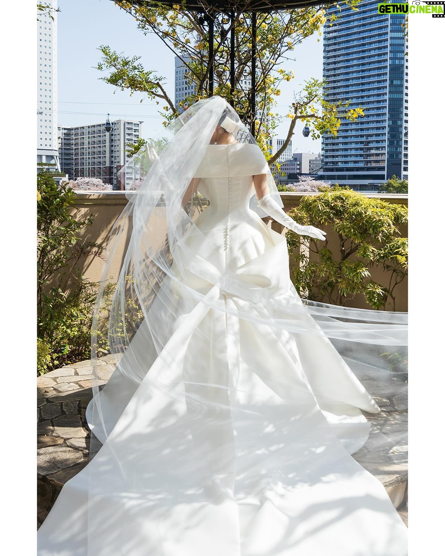 Rika Adachi Instagram - . ドレスは永遠の憧れ エマリーエ @emarie_wedding 📸 @bees_photo_harano 👗 @emarie_wedding 💐 @yuji_kobayashi_ @geometricgreen_wedding 💒 @anniversaire_minatomirai 10代の頃に雑誌で出会ったエマ先生 その日からドレスの虜で 絶対自分の結婚式で着たいと思っていました。 その後、またご縁があり わた婚のときにエマリーエにお世話になって そこからエマ先生とまた繋がりができ 今回快くドレスをつくってくださいました🥺 オートクチュールで私にピッタリ合うように エマ先生が何度も何度もチェックしてくださって… 挙式はまずはエマリーエ王道のドレスを🥰🎀 エレガントで花嫁を輝かせてくれています! #エマリーエ #アニヴェルセルみなとみらい横浜 #アニヴェルセル #anniversaries @anniversaire_official