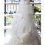 Rika Adachi Instagram - . ドレスは永遠の憧れ エマリーエ @emarie_wedding 📸 @bees_photo_harano 👗 @emarie_wedding 💐 @yuji_kobayashi_ @geometricgreen_wedding 💒 @anniversaire_minatomirai 10代の頃に雑誌で出会ったエマ先生 その日からドレスの虜で 絶対自分の結婚式で着たいと思っていました。 その後、またご縁があり わた婚のときにエマリーエにお世話になって そこからエマ先生とまた繋がりができ 今回快くドレスをつくってくださいました🥺 オートクチュールで私にピッタリ合うように エマ先生が何度も何度もチェックしてくださって… 挙式はまずはエマリーエ王道のドレスを🥰🎀 エレガントで花嫁を輝かせてくれています！ #エマリーエ #アニヴェルセルみなとみらい横浜 #アニヴェルセル #anniversaries @anniversaire_official