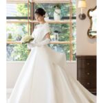 Rika Adachi Instagram - . ドレスは永遠の憧れ エマリーエ @emarie_wedding 📸 @bees_photo_harano 👗 @emarie_wedding 💐 @yuji_kobayashi_ @geometricgreen_wedding 💒 @anniversaire_minatomirai 10代の頃に雑誌で出会ったエマ先生 その日からドレスの虜で 絶対自分の結婚式で着たいと思っていました。 その後、またご縁があり わた婚のときにエマリーエにお世話になって そこからエマ先生とまた繋がりができ 今回快くドレスをつくってくださいました🥺 オートクチュールで私にピッタリ合うように エマ先生が何度も何度もチェックしてくださって… 挙式はまずはエマリーエ王道のドレスを🥰🎀 エレガントで花嫁を輝かせてくれています！ #エマリーエ #アニヴェルセルみなとみらい横浜 #アニヴェルセル #anniversaries @anniversaire_official