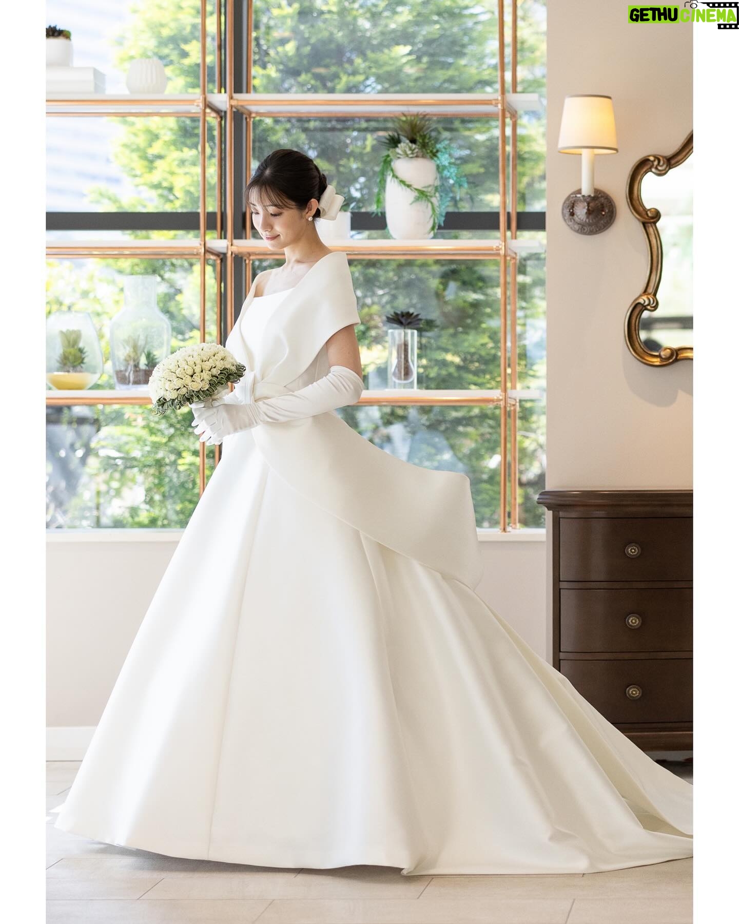 Rika Adachi Instagram - . ドレスは永遠の憧れ エマリーエ @emarie_wedding 📸 @bees_photo_harano 👗 @emarie_wedding 💐 @yuji_kobayashi_ @geometricgreen_wedding 💒 @anniversaire_minatomirai 10代の頃に雑誌で出会ったエマ先生 その日からドレスの虜で 絶対自分の結婚式で着たいと思っていました。 その後、またご縁があり わた婚のときにエマリーエにお世話になって そこからエマ先生とまた繋がりができ 今回快くドレスをつくってくださいました🥺 オートクチュールで私にピッタリ合うように エマ先生が何度も何度もチェックしてくださって… 挙式はまずはエマリーエ王道のドレスを🥰🎀 エレガントで花嫁を輝かせてくれています! #エマリーエ #アニヴェルセルみなとみらい横浜 #アニヴェルセル #anniversaries @anniversaire_official