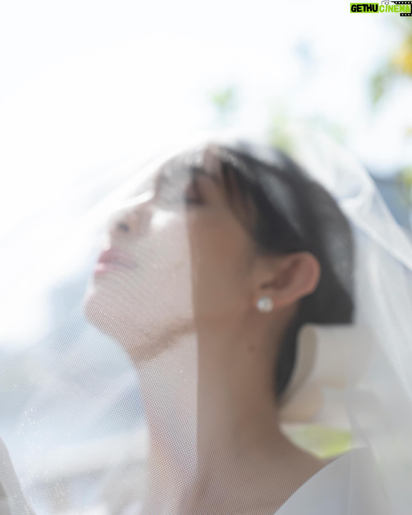Rika Adachi Instagram - . 10代の頃からグラビアでお世話になってる LUCKMANさん @n.k.luckman 写真集とか週プレとか 本当にたくさんお世話になってて 撮影中に「いつかウエディングドレス撮ってくださいね〜」 なんて言ってたことを 実現してもらいました☺️🤍 今回のオーダーはLUCKMANらしい写真で!笑 そして家族たち、とくにおじいちゃんおばあちゃんを撮ってください!ってお願いしてました。 もうさいっこうに撮ってくださってて 好き🥰オブ好き🥰笑 第一弾LUCKMANさんにしか撮れない 足立梨花の1日をみなさんにおすそ分け📸✨ #アニヴェルセルみなとみらい横浜 #アニヴェルセル #anniversaries #ウエディング #wedding