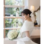 Rika Adachi Instagram - . ドレスは永遠の憧れ エマリーエ @emarie_wedding 📸 @bees_photo_harano 👗 @emarie_wedding 💐 @yuji_kobayashi_ @geometricgreen_wedding 💒 @anniversaire_minatomirai 10代の頃に雑誌で出会ったエマ先生 その日からドレスの虜で 絶対自分の結婚式で着たいと思っていました。 その後、またご縁があり わた婚のときにエマリーエにお世話になって そこからエマ先生とまた繋がりができ 今回快くドレスをつくってくださいました🥺 オートクチュールで私にピッタリ合うように エマ先生が何度も何度もチェックしてくださって… 挙式はまずはエマリーエ王道のドレスを🥰🎀 エレガントで花嫁を輝かせてくれています！ #エマリーエ #アニヴェルセルみなとみらい横浜 #アニヴェルセル #anniversaries @anniversaire_official