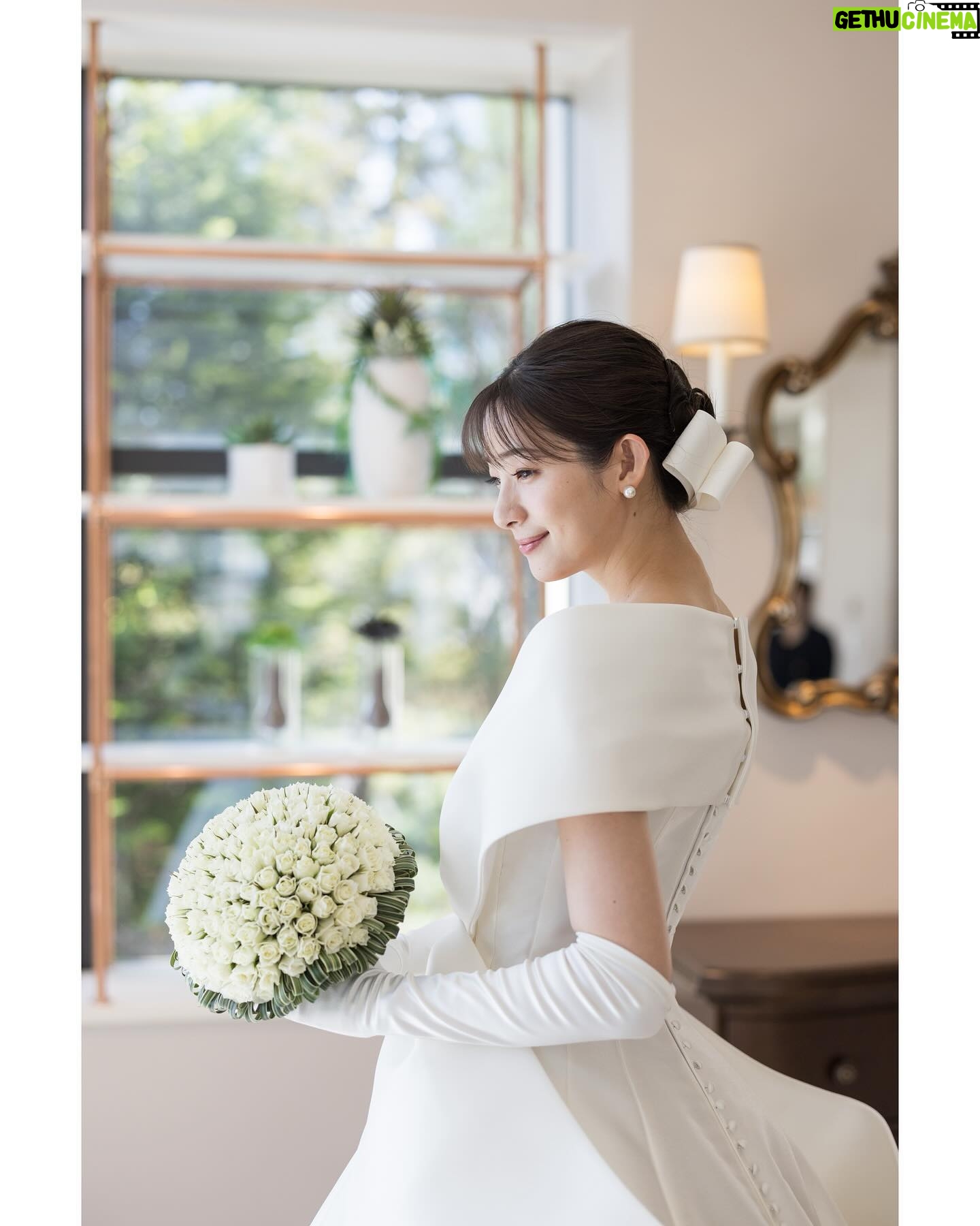 Rika Adachi Instagram - . ドレスは永遠の憧れ エマリーエ @emarie_wedding 📸 @bees_photo_harano 👗 @emarie_wedding 💐 @yuji_kobayashi_ @geometricgreen_wedding 💒 @anniversaire_minatomirai 10代の頃に雑誌で出会ったエマ先生 その日からドレスの虜で 絶対自分の結婚式で着たいと思っていました。 その後、またご縁があり わた婚のときにエマリーエにお世話になって そこからエマ先生とまた繋がりができ 今回快くドレスをつくってくださいました🥺 オートクチュールで私にピッタリ合うように エマ先生が何度も何度もチェックしてくださって… 挙式はまずはエマリーエ王道のドレスを🥰🎀 エレガントで花嫁を輝かせてくれています! #エマリーエ #アニヴェルセルみなとみらい横浜 #アニヴェルセル #anniversaries @anniversaire_official